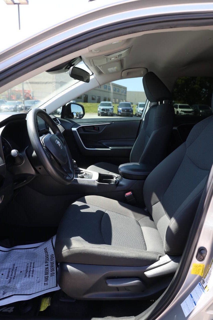 Used 2021 Toyota RAV4 LE AWD/4WD image 13