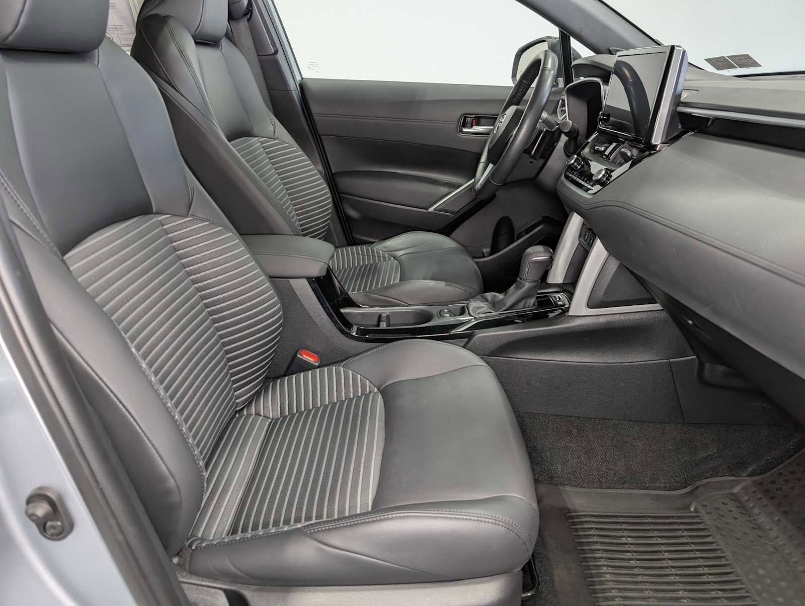Used 2024 Toyota Corolla Cross XSE w/ Convenience Package AWD/4WD image 43