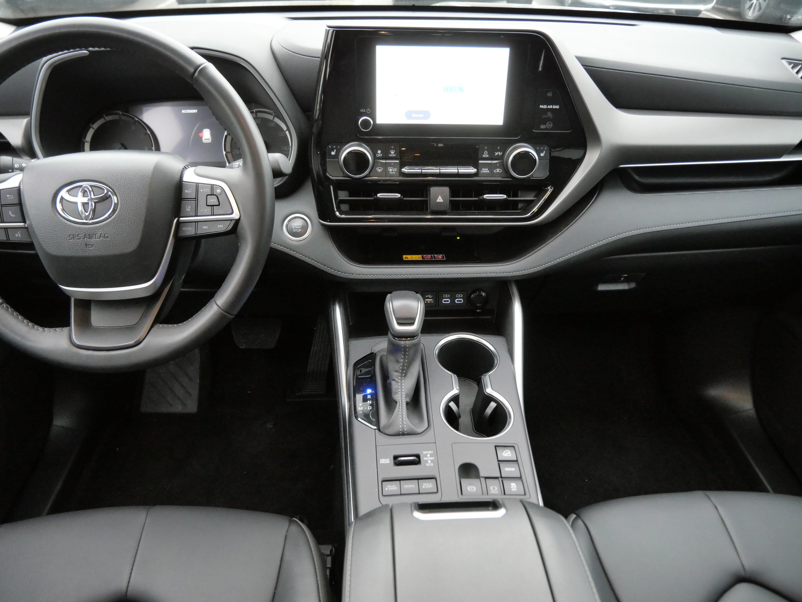 Used 2025 Toyota Highlander XLE AWD/4WD image 11