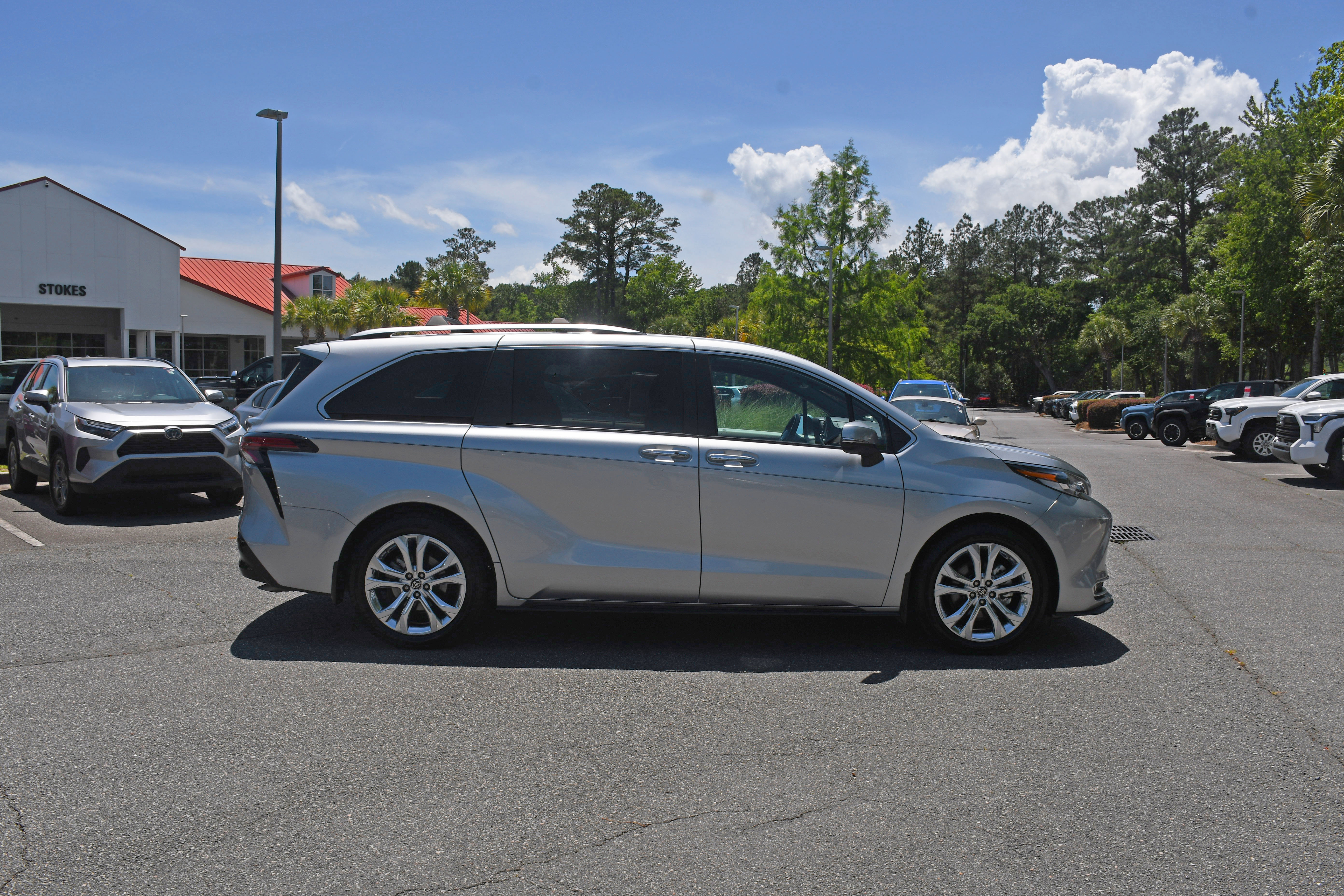 Used 2023 Toyota Sienna Platinum FWD image 5