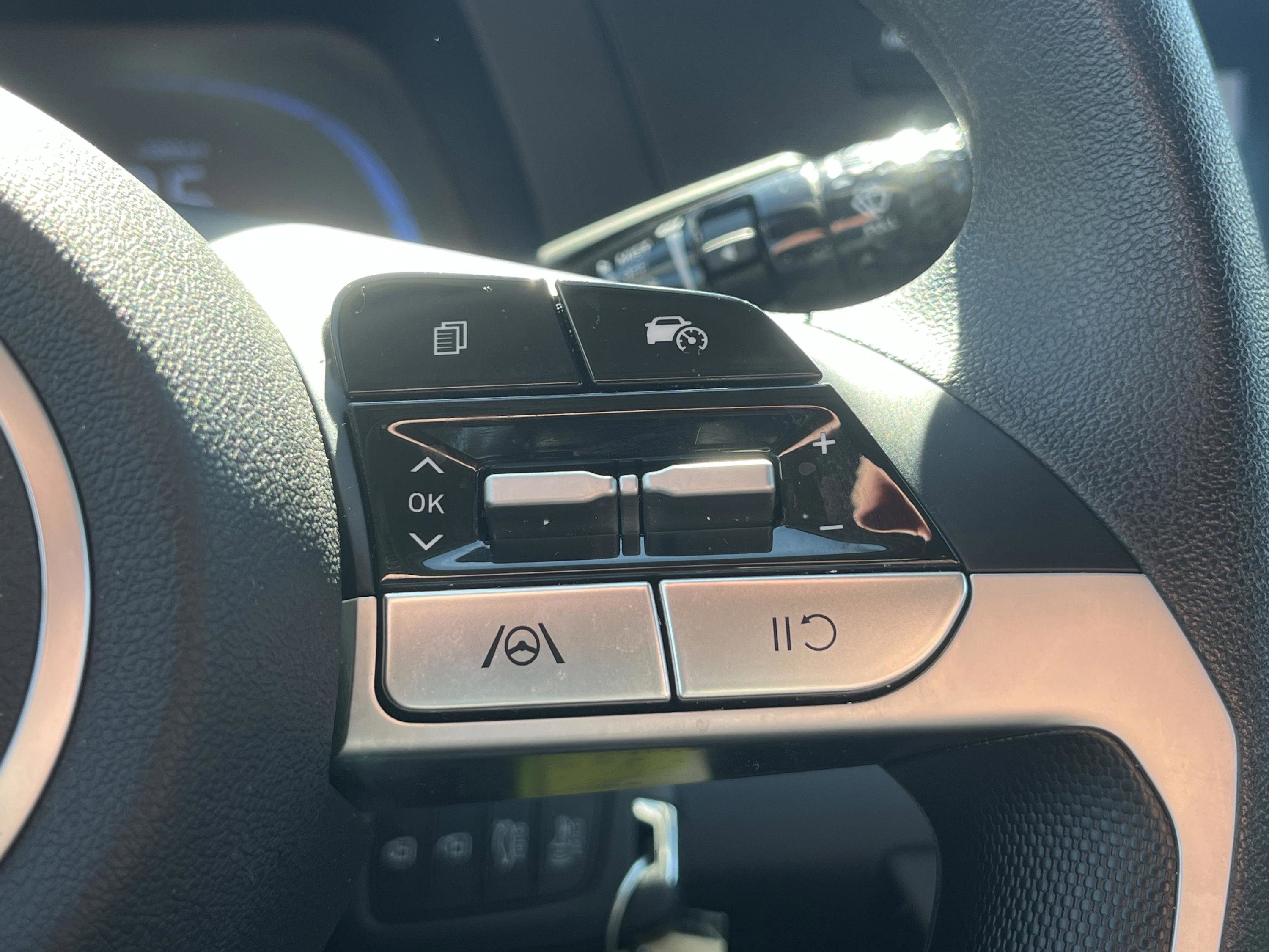 Used 2025 Hyundai Elantra SE w/ Cargo Package image 15