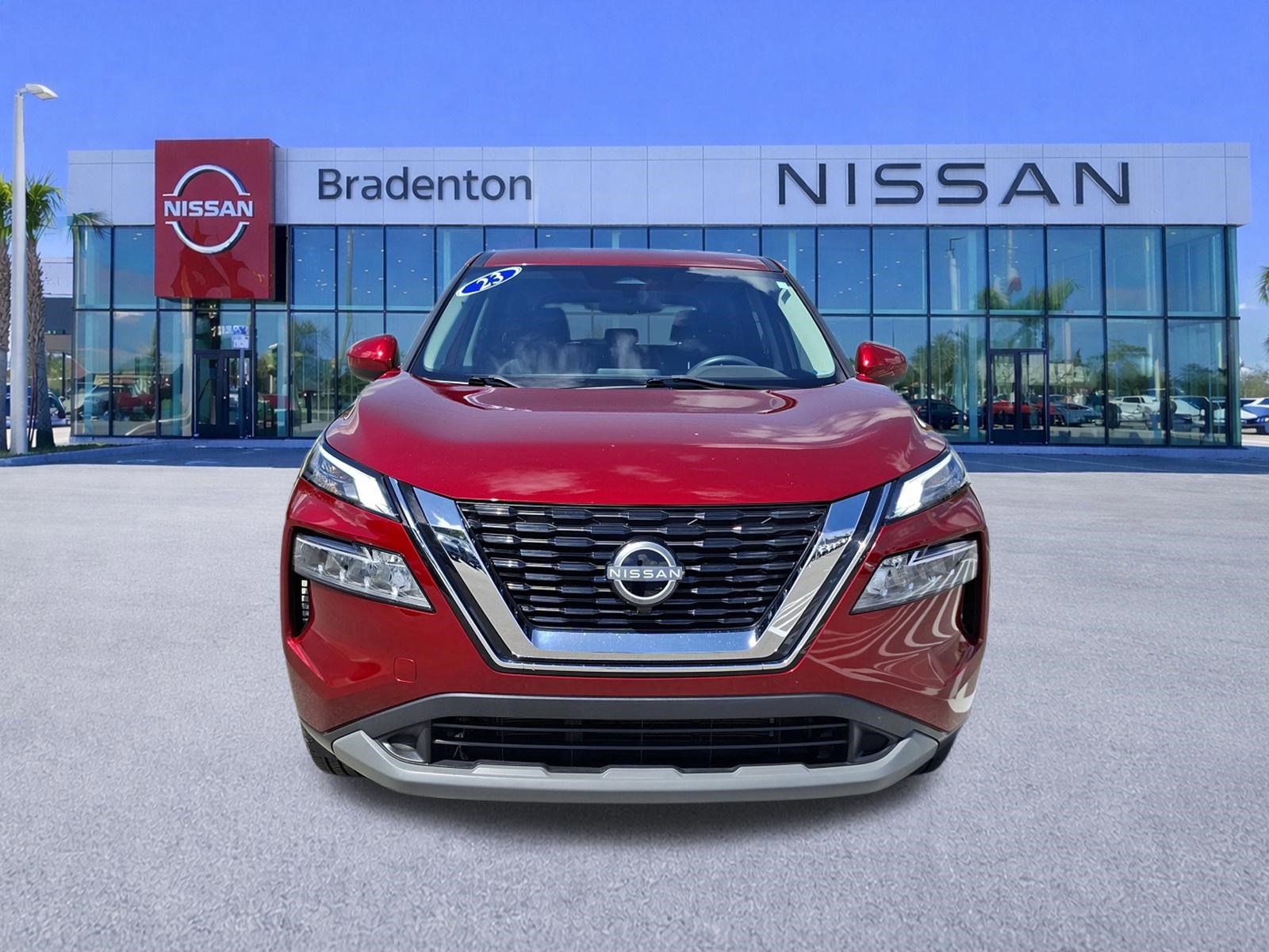 Used 2023 Nissan Rogue SV image 2