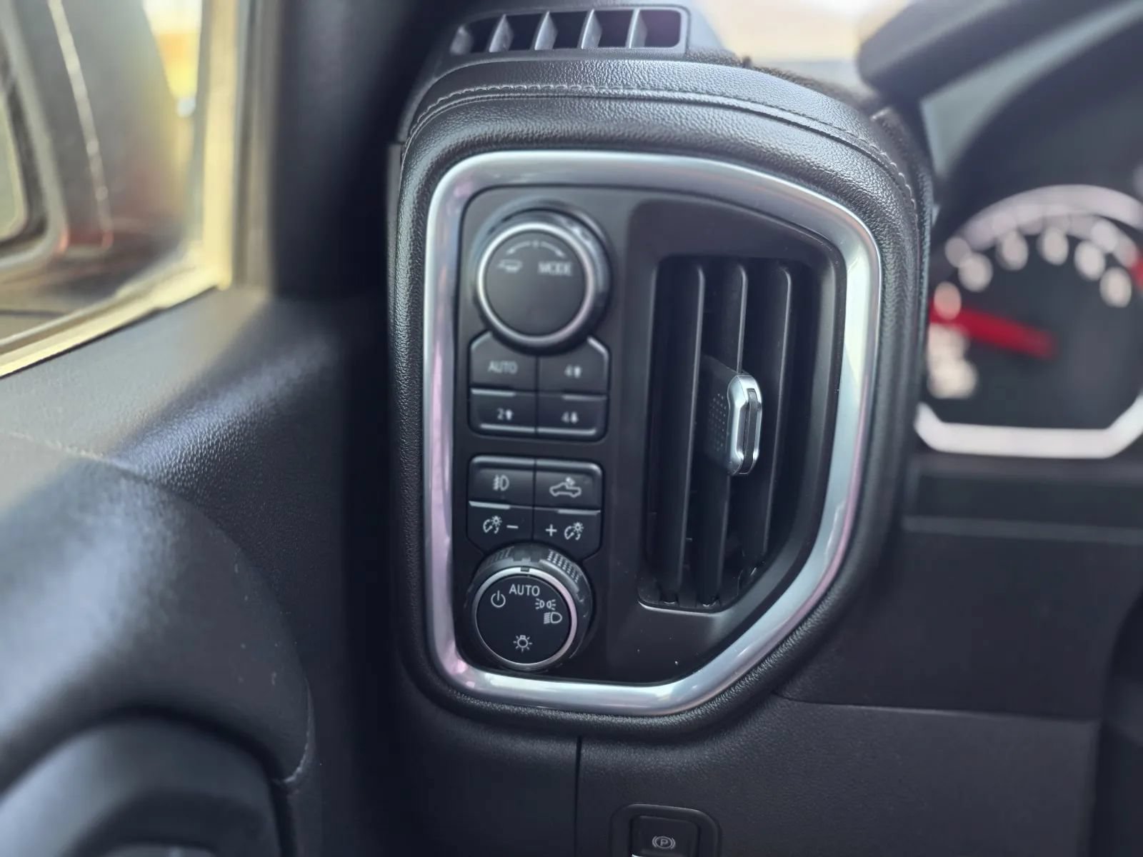Used 2021 Chevrolet Silverado 1500 LT Trail Boss w/ Convenience Package II AWD/4WD image 25