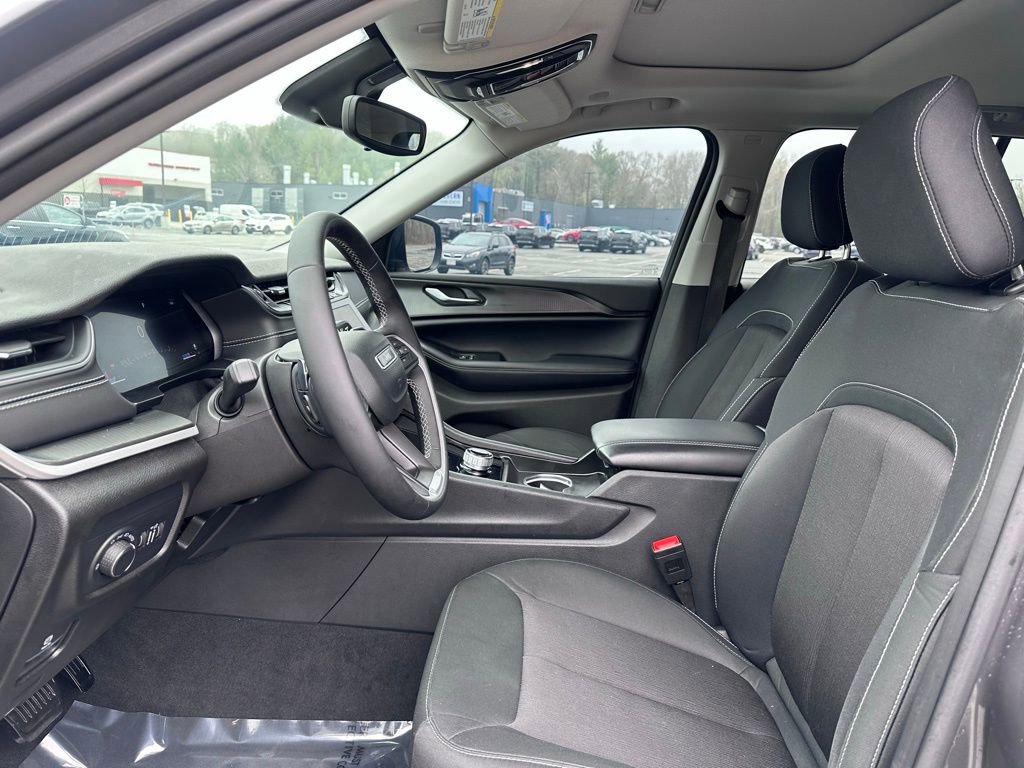 Used 2024 Jeep Grand Cherokee Laredo X image 13