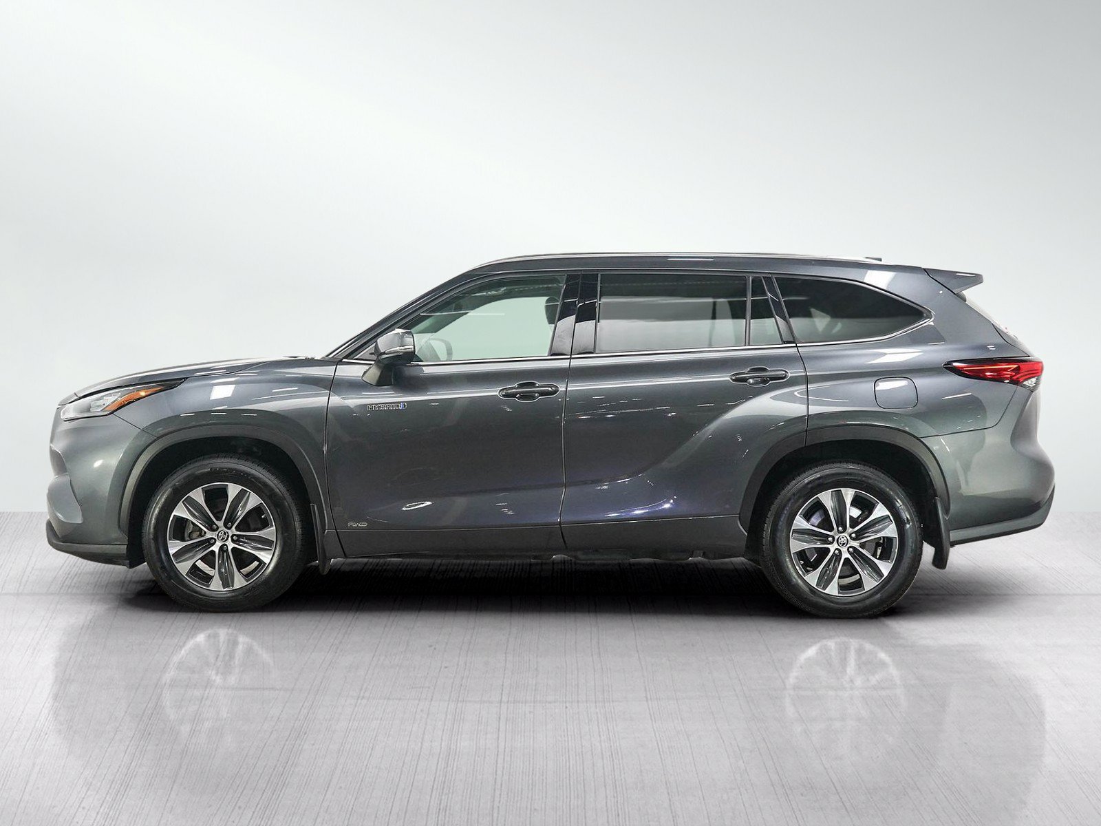 Used 2020 Toyota Highlander XLE AWD/4WD image 2