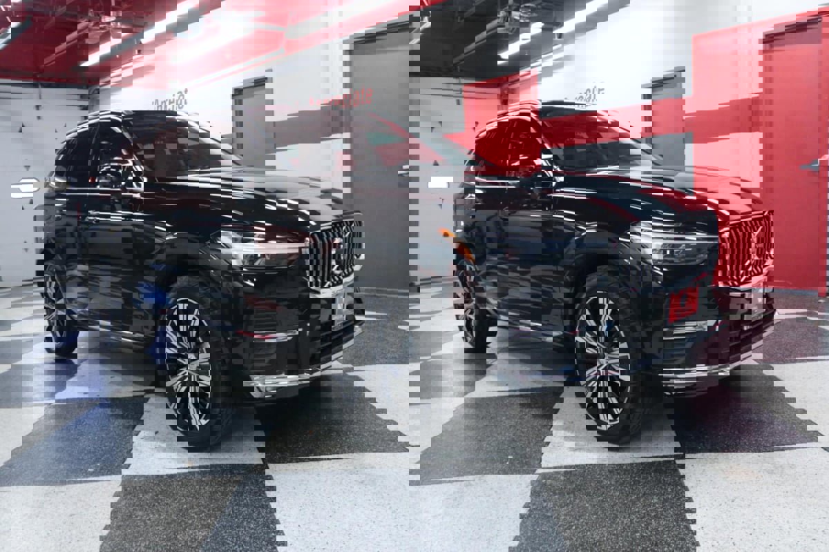 Used 2023 Volvo XC60 B5 Plus image 2