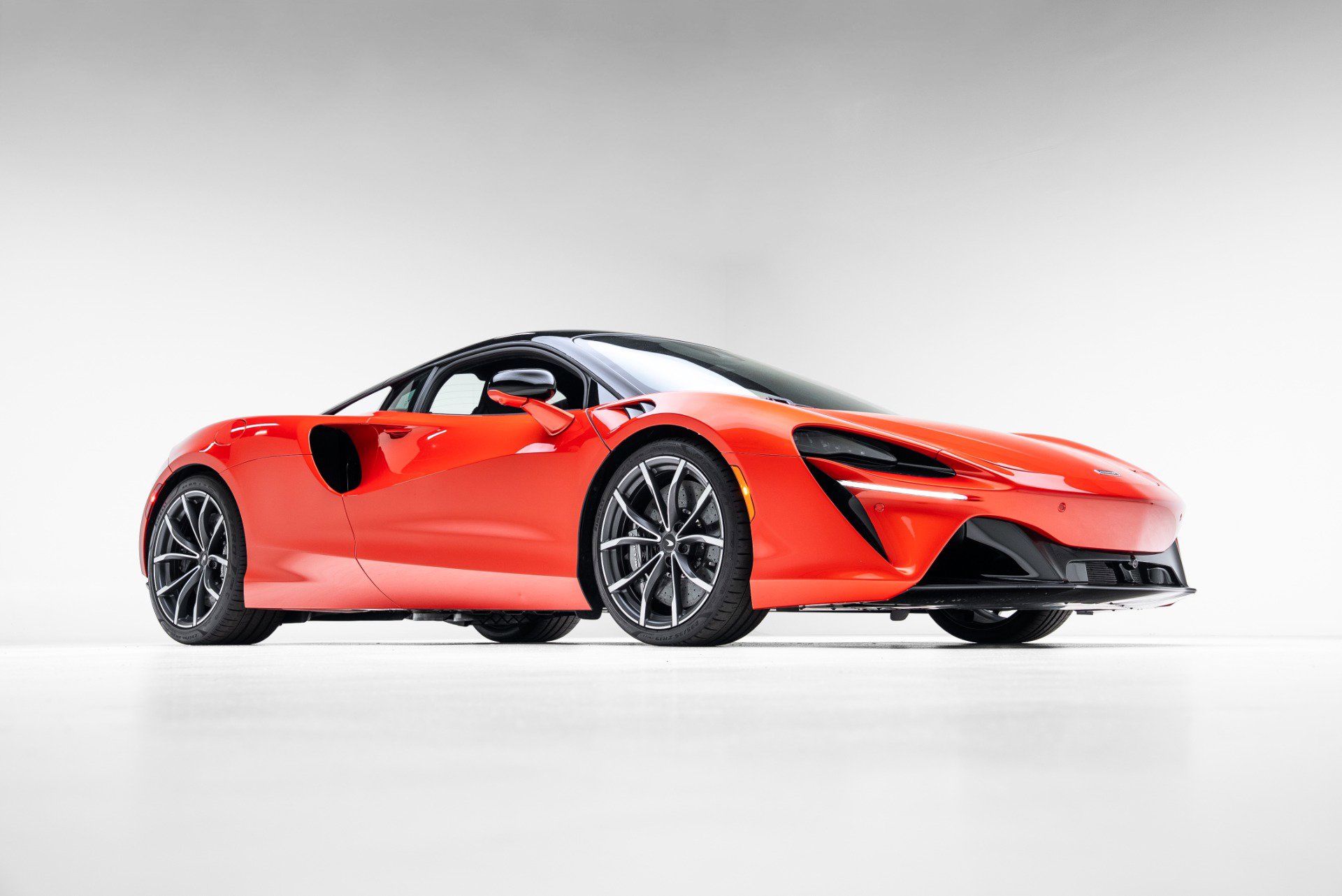 Used 2024 McLaren Artura image 10