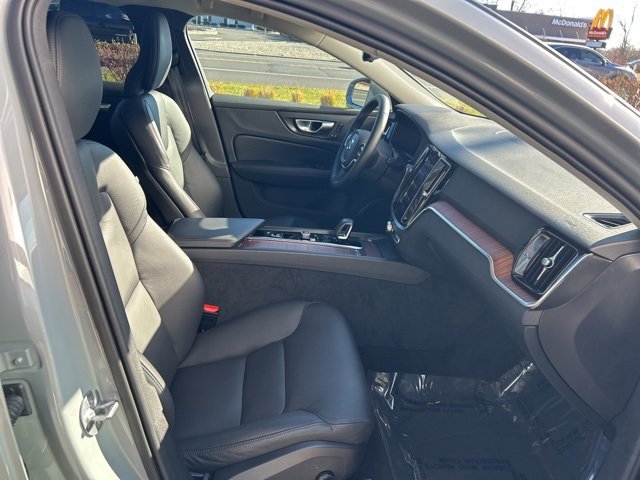 Used 2025 Volvo V60 B5 Cross Country Plus image 15