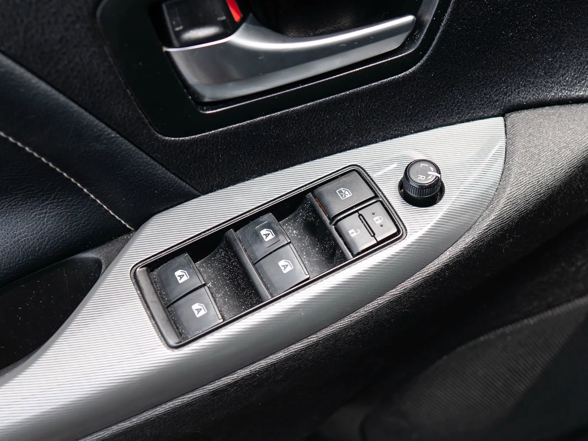 Used 2018 Toyota Sienna SE image 43