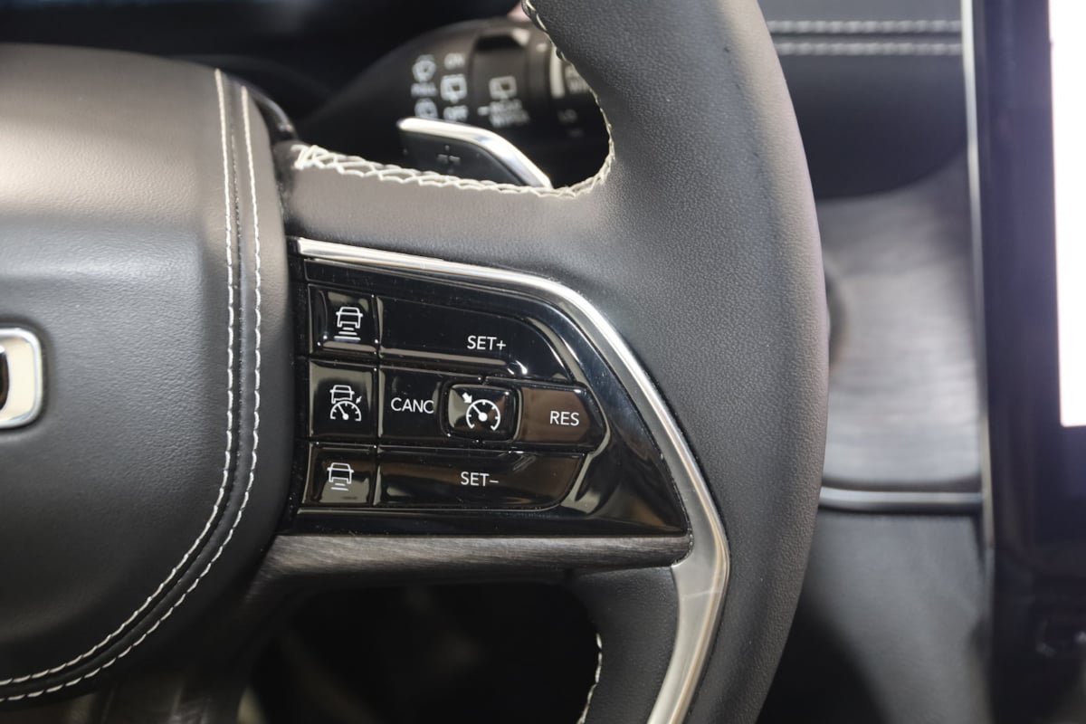 Used 2023 Jeep Grand Cherokee Overland w/ Luxury Tech Group IV AWD/4WD image 33