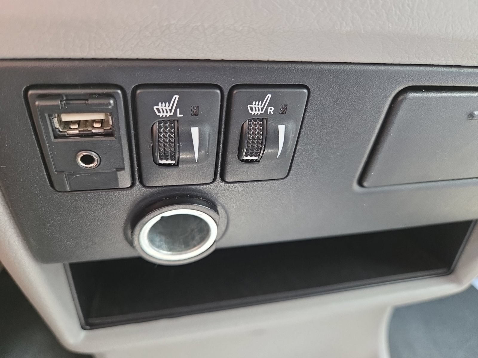 Used 2017 Toyota Sienna XLE FWD image 25