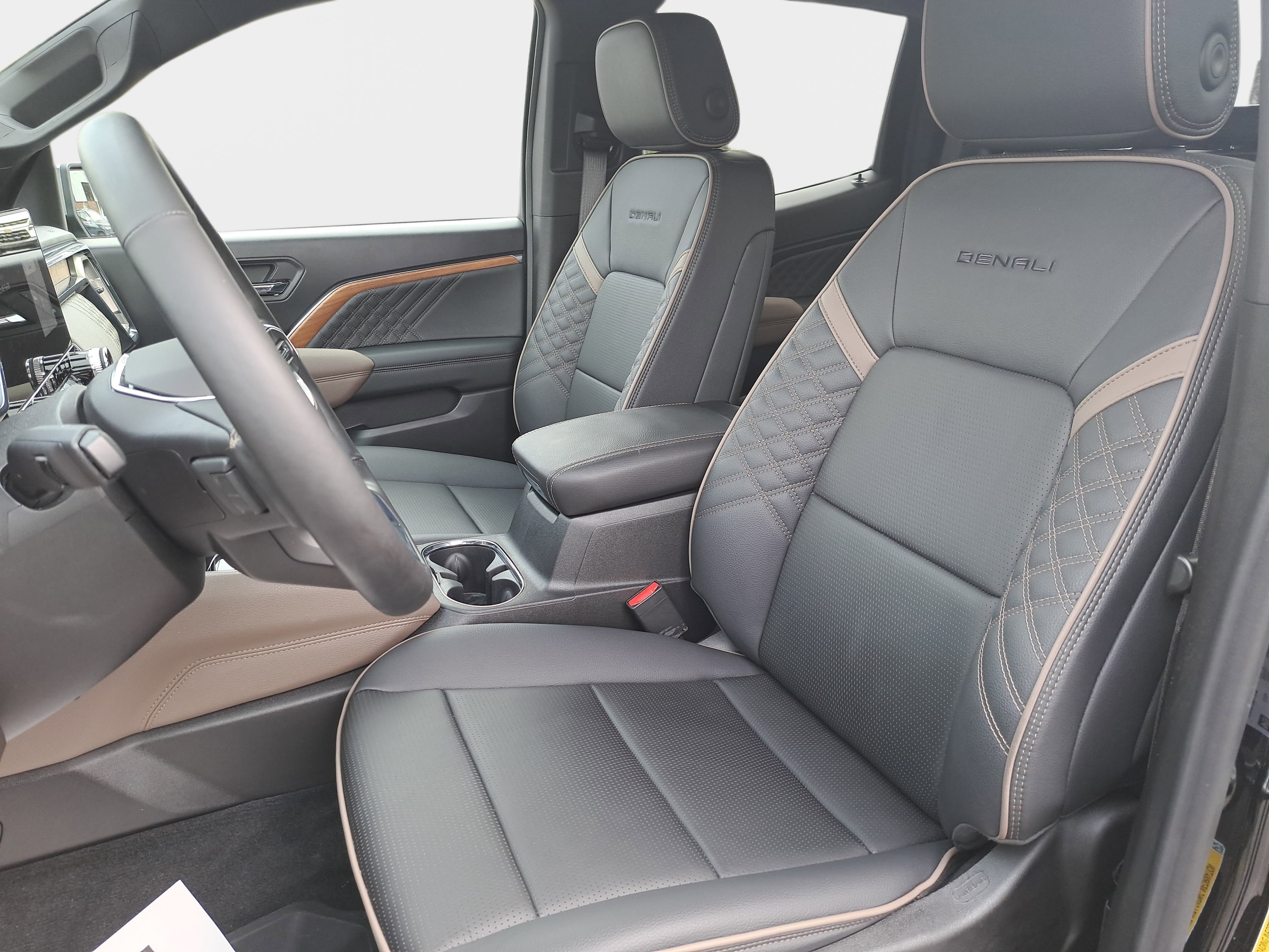 Used 2025 GMC Canyon Denali w/ LPO, Denali Black Edition image 14
