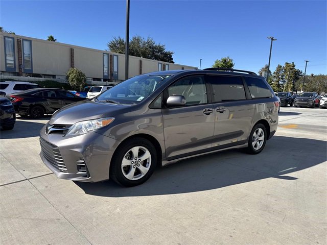 Used 2020 Toyota Sienna LE image 3