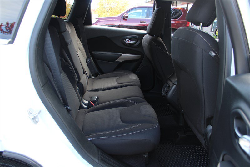 Used 2017 Jeep Cherokee Latitude w/ Comfort/Convenience Group AWD/4WD image 25