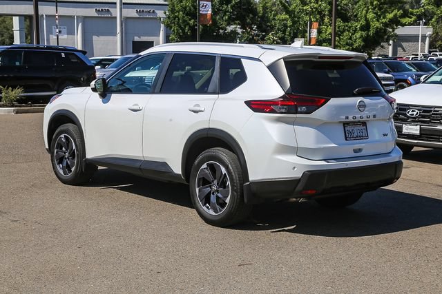 Used 2024 Nissan Rogue SV w/ SV Premium Package FWD image 2