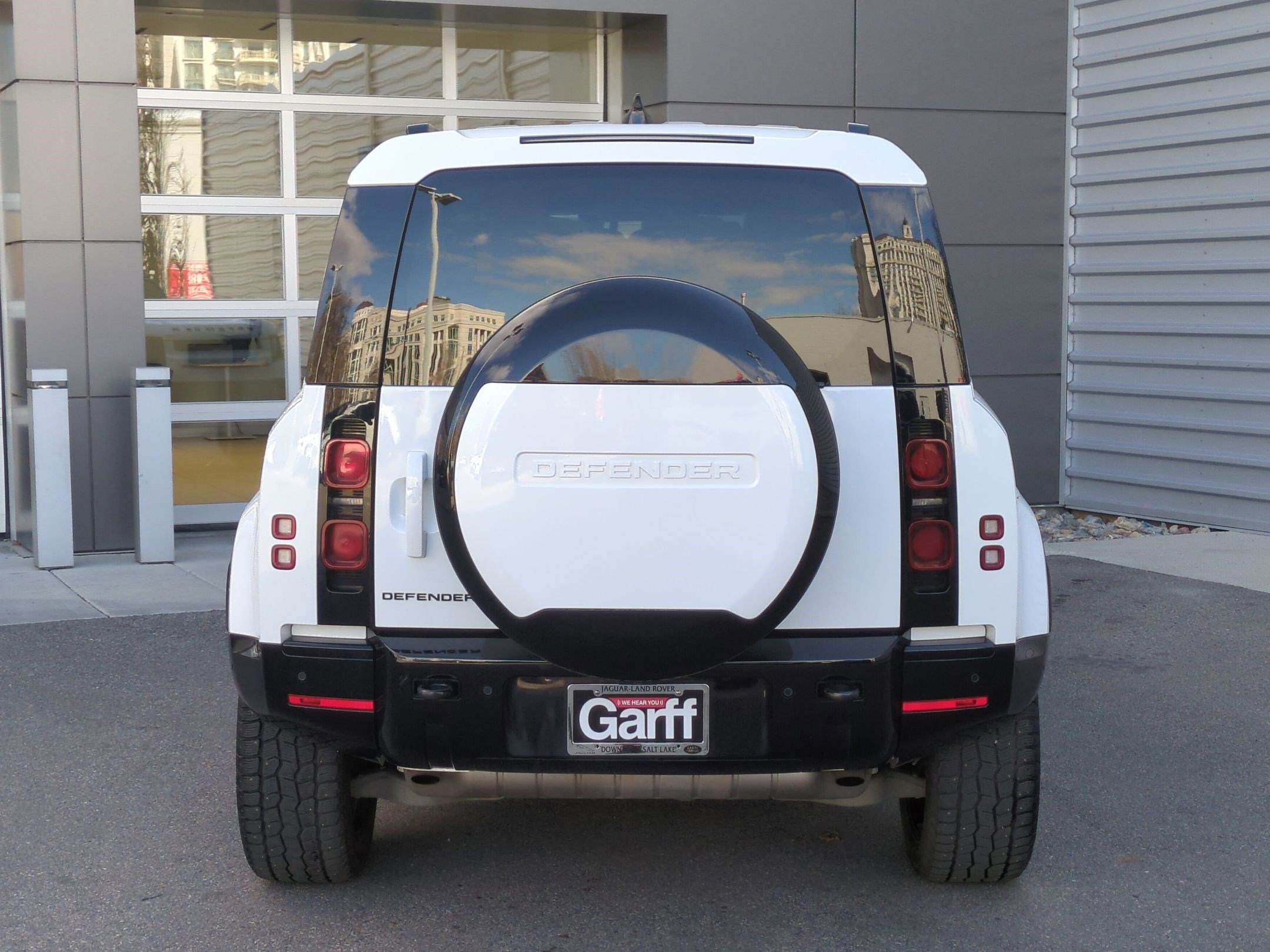 Used 2024 Land Rover Defender 110 X-Dynamic SE image 9