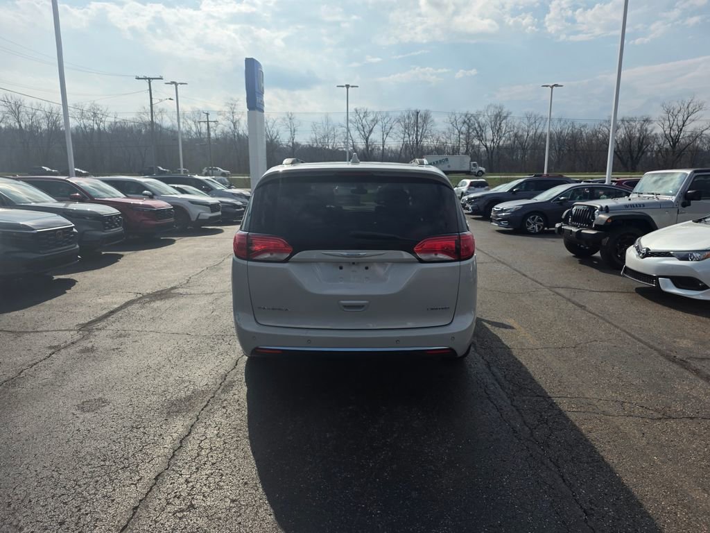 Used 2017 Chrysler Pacifica Limited w/ UConnect Theater Package image 4