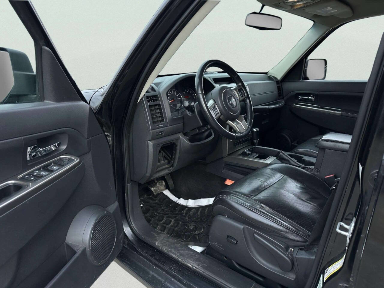 Used 2011 Jeep Liberty Limited w/ Sky's The Limit Group image 12