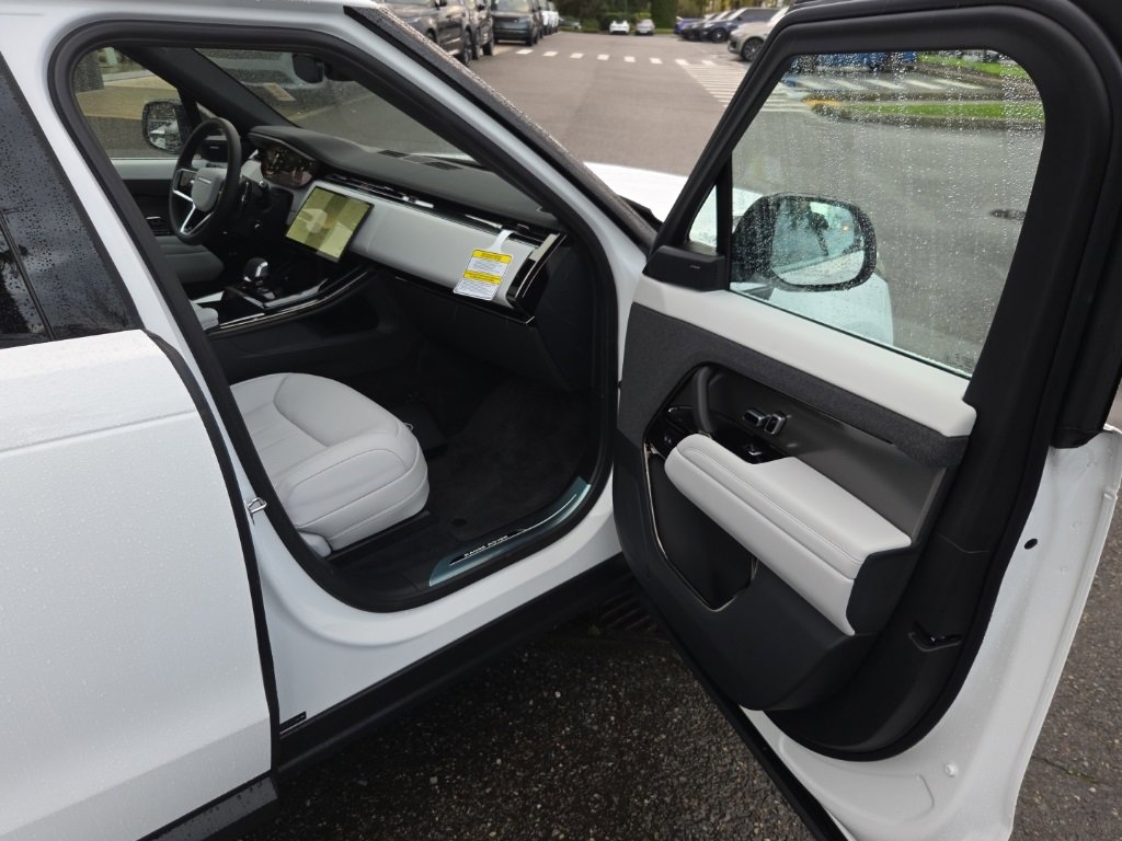 New 2025 Land Rover Range Rover Sport SE image 19