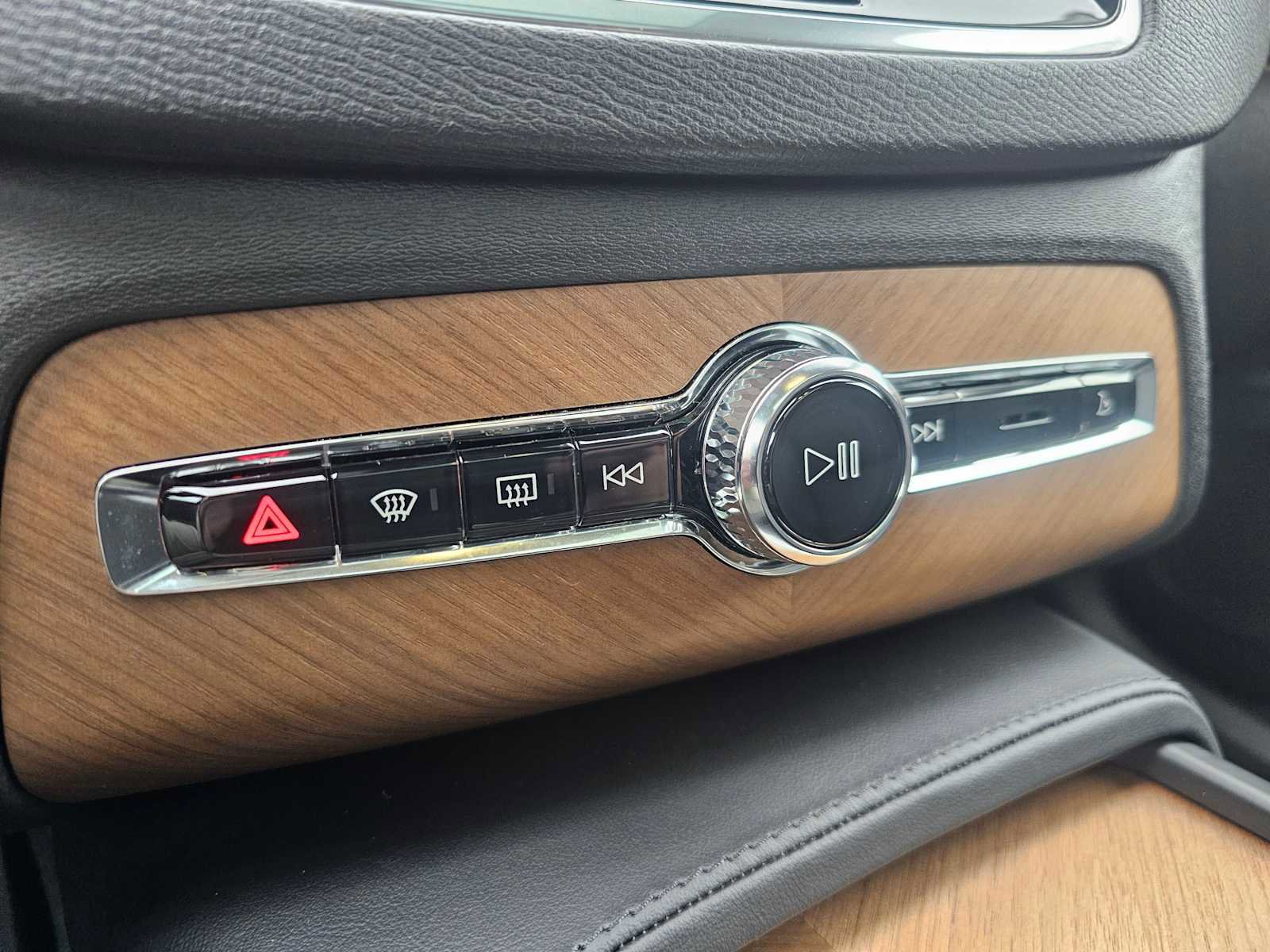 Certified 2025 Volvo XC90 T8 Plus w/ Protection Package Premier image 34