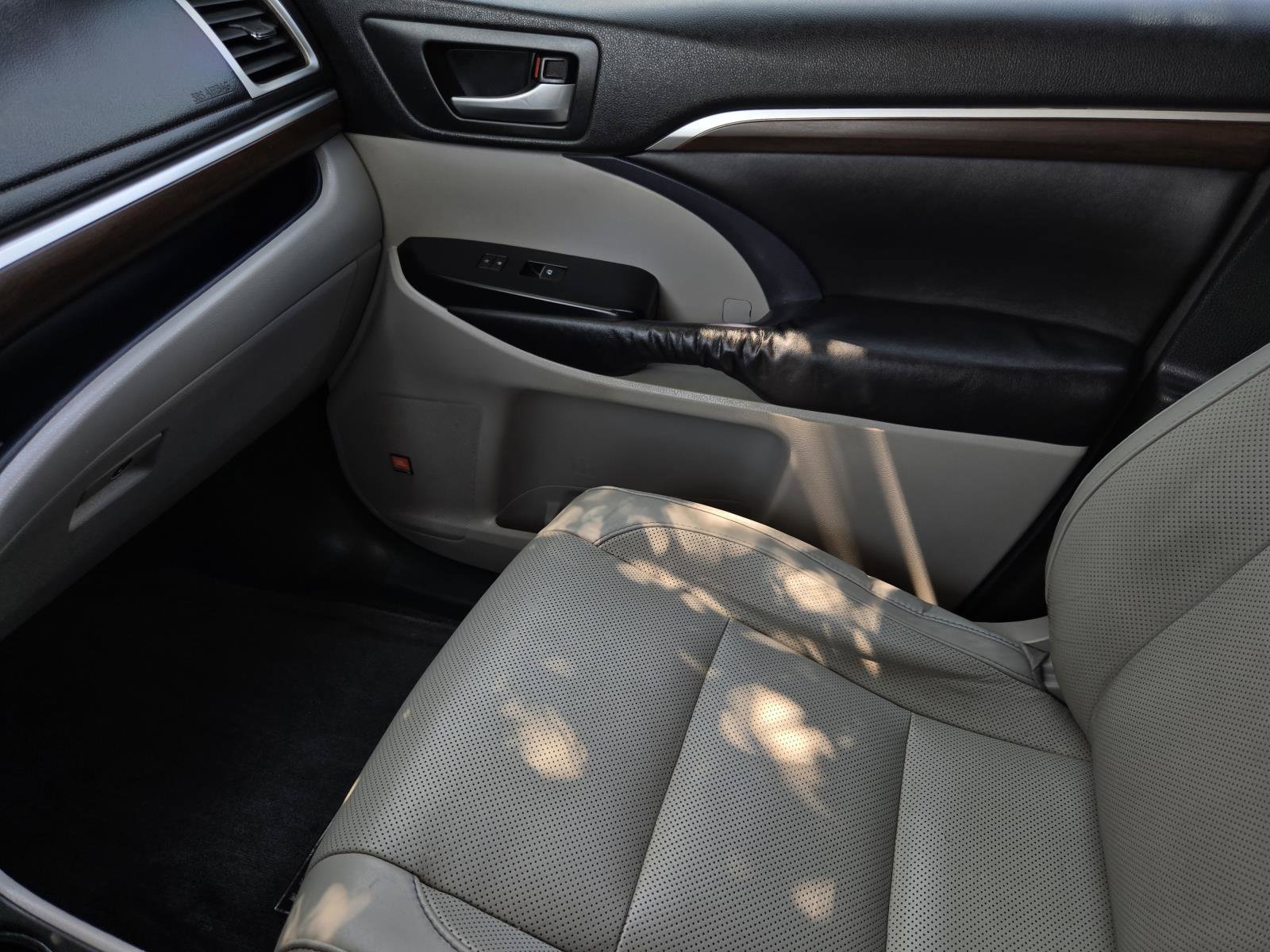 Used 2016 Toyota Highlander Limited w/ Driver Technology Package AWD/4WD image 34