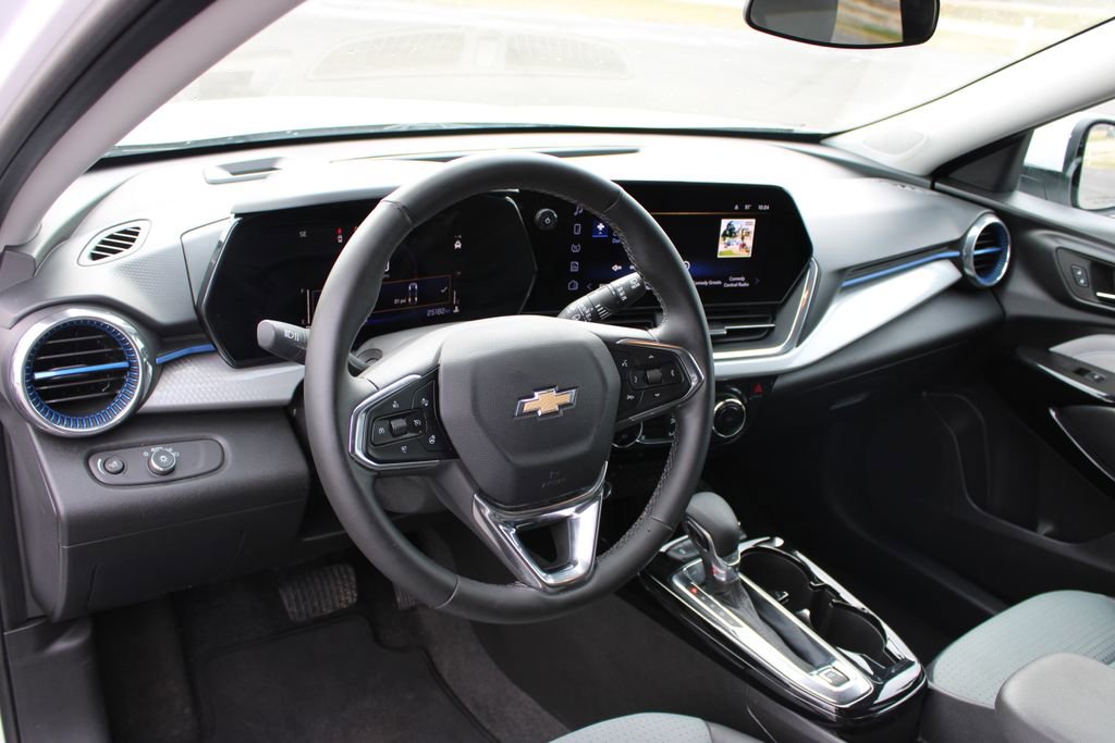 Used 2025 Chevrolet Trax LT w/ LT Convenience Package image 21