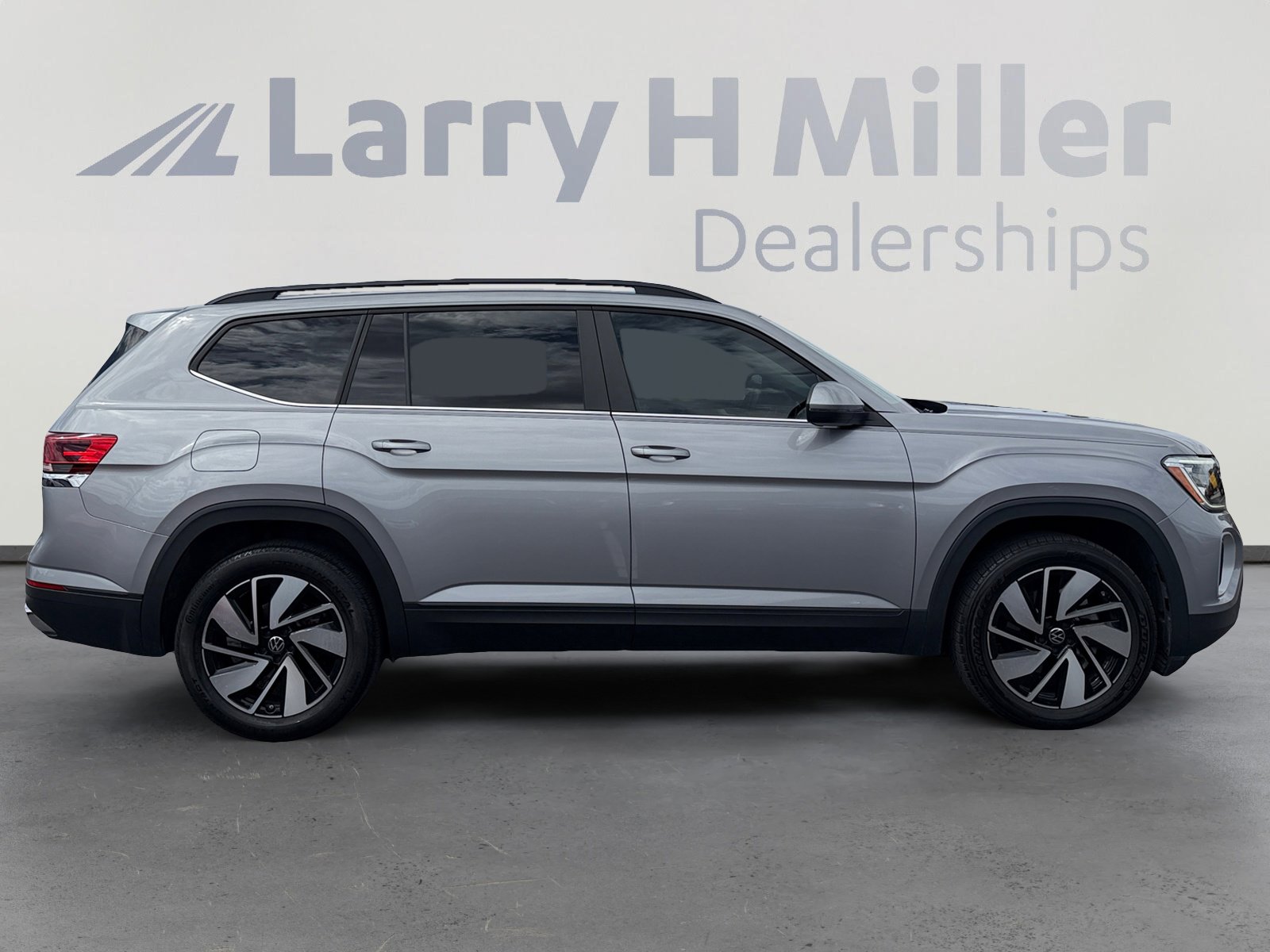 Used 2024 Volkswagen Atlas SE w/ Panoramic Sunroof Package AWD/4WD image 6