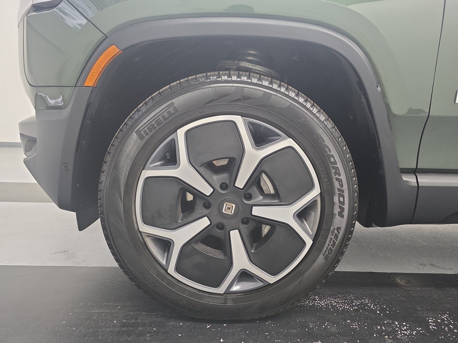 Used 2024 Rivian R1S Adventure AWD/4WD image 9