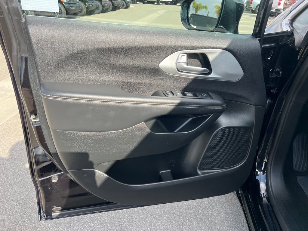 Used 2024 Chrysler Pacifica Touring image 16