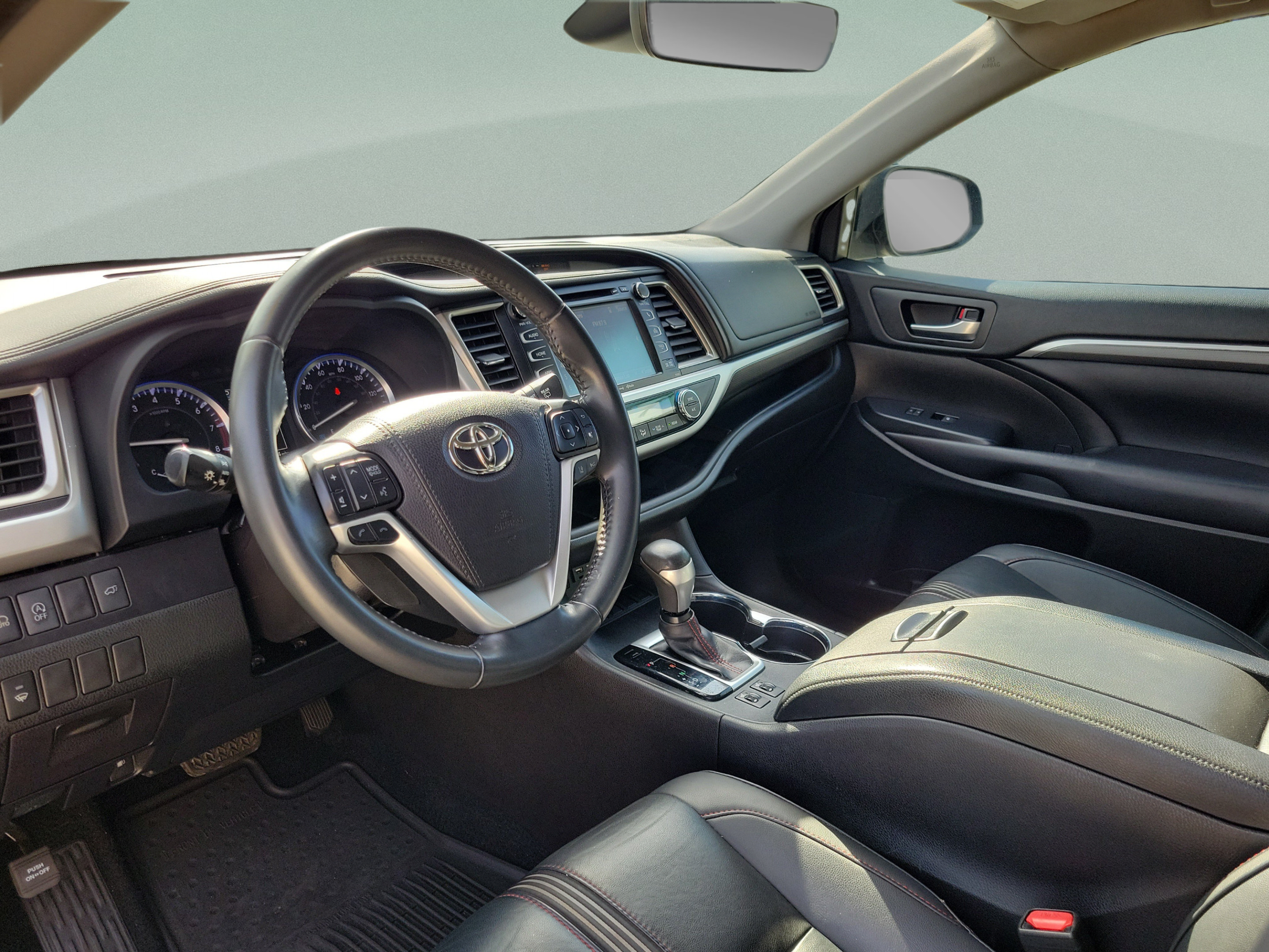 Used 2019 Toyota Highlander SE FWD image 8