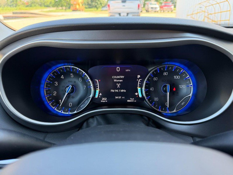 Used 2023 Chrysler Pacifica Touring-L FWD image 32