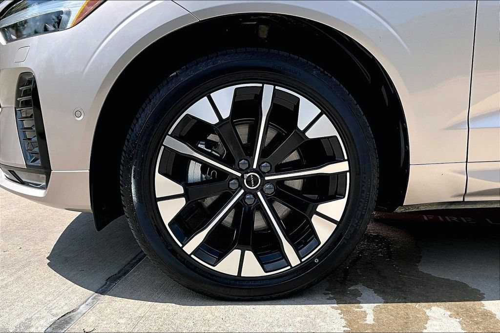 Certified 2026 Volvo XC60 B5 Plus AWD/4WD image 11