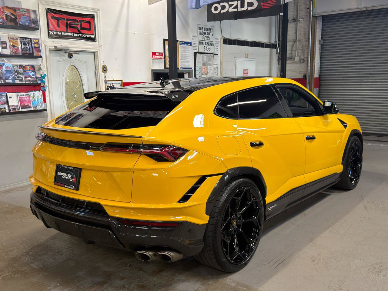 Used 2023 Lamborghini Urus Performante AWD/4WD image 5