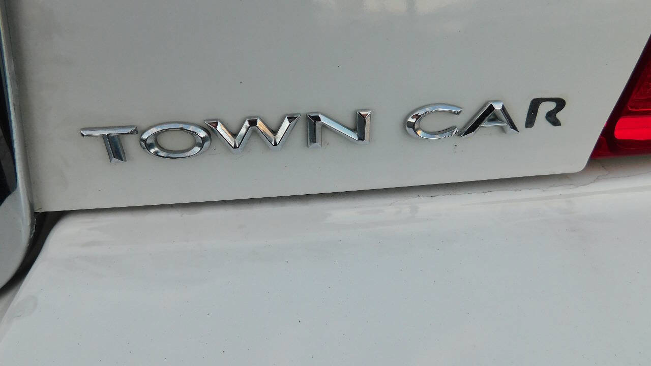 Used 2004 Lincoln Town Car Signature image 11