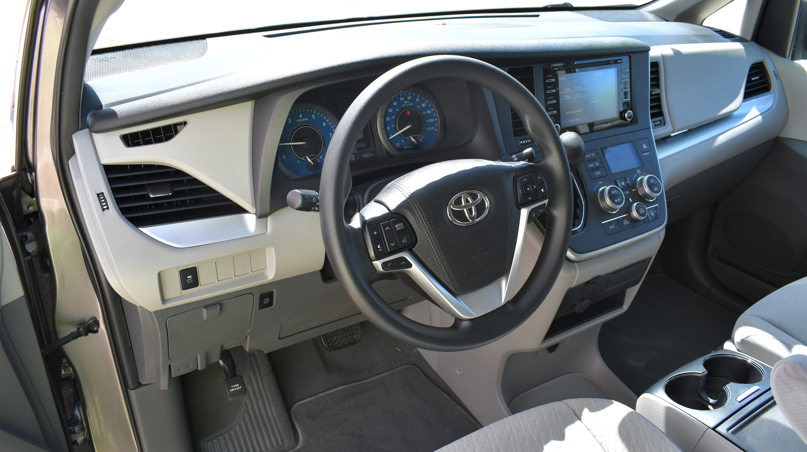 Used 2020 Toyota Sienna LE w/ Carpet Mat Package image 13