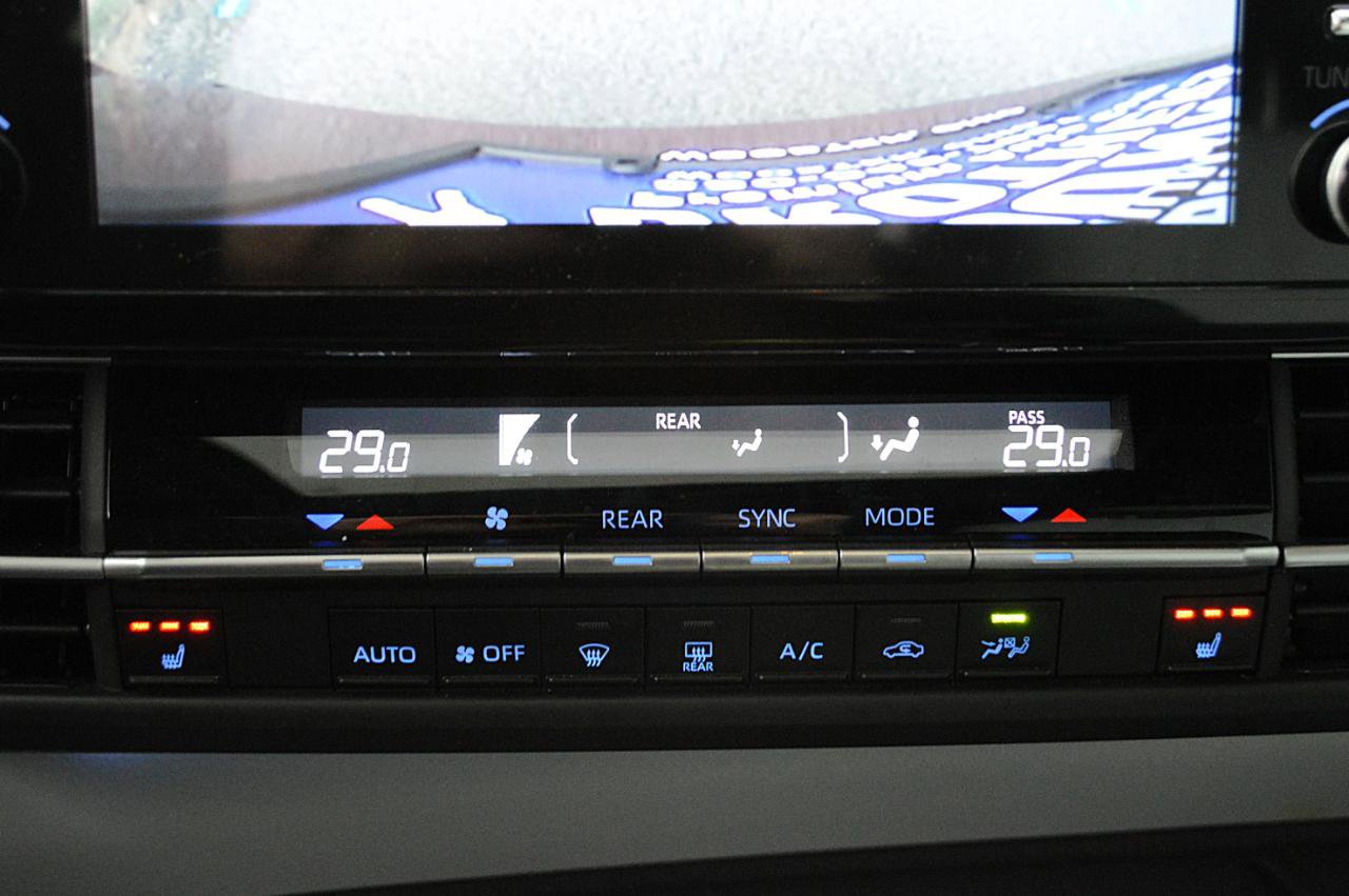 Used 2024 Toyota Sienna XSE AWD/4WD image 28
