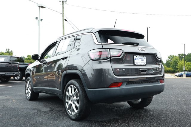 Used 2022 Jeep Compass Latitude w/ Sun and Sound Group AWD/4WD image 8