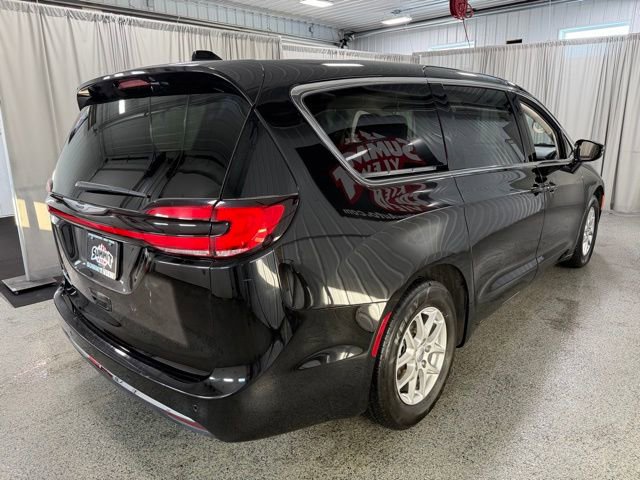 Used 2024 Chrysler Pacifica Touring-L image 4