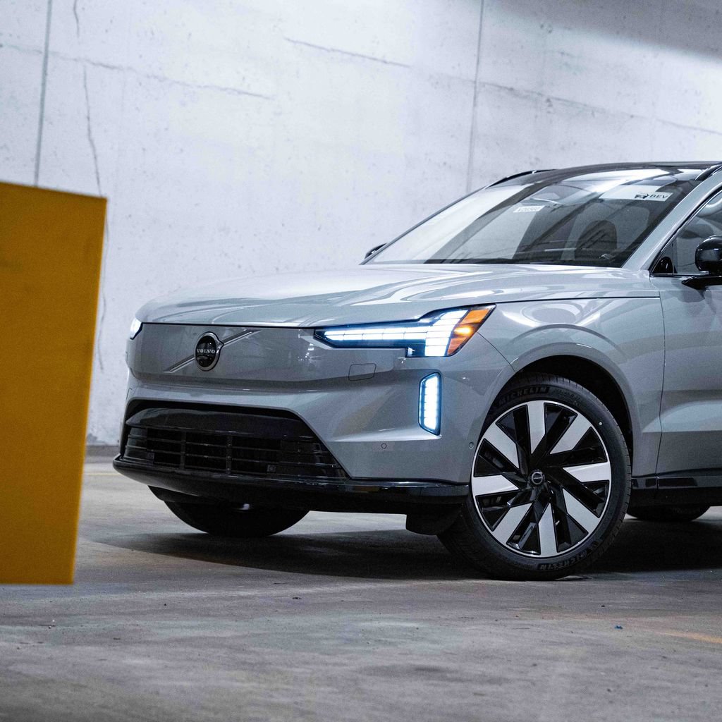 New 2026 Volvo EX90 Ultra AWD/4WD image 2