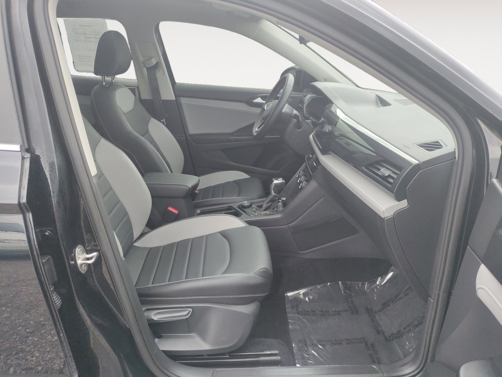 Certified 2022 Volkswagen Taos SEL w/ Panoramic Sunroof Package image 10