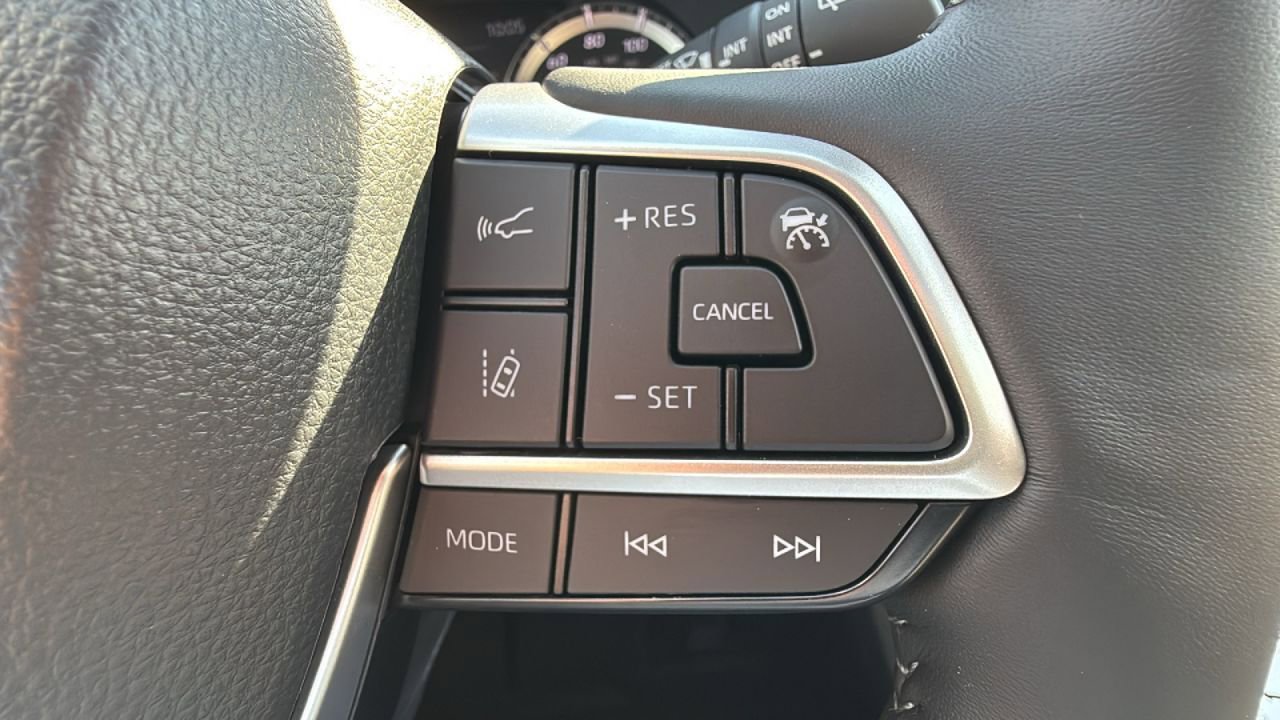 New 2025 Toyota Highlander XLE image 28