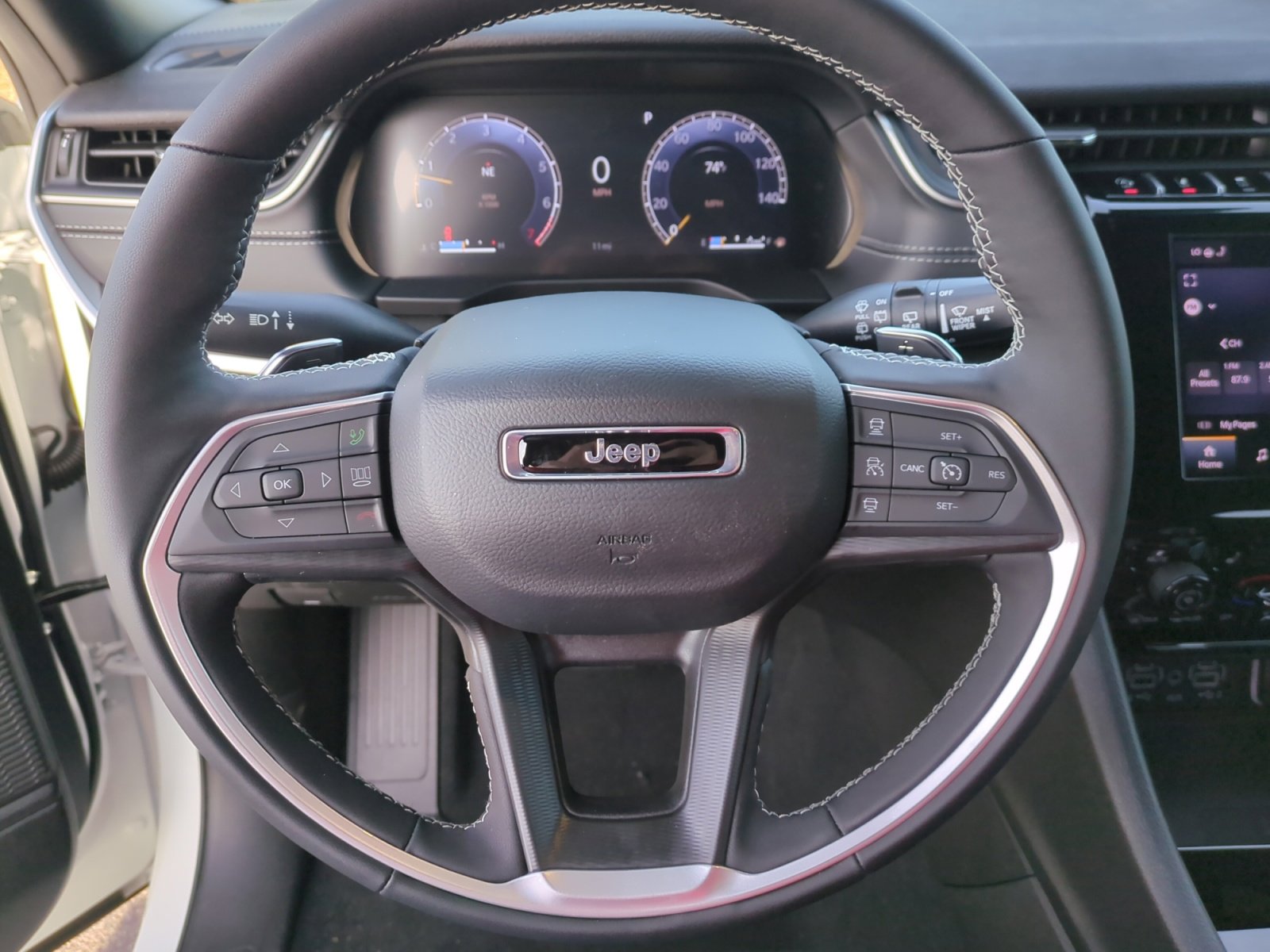 New 2025 Jeep Grand Cherokee Laredo image 9