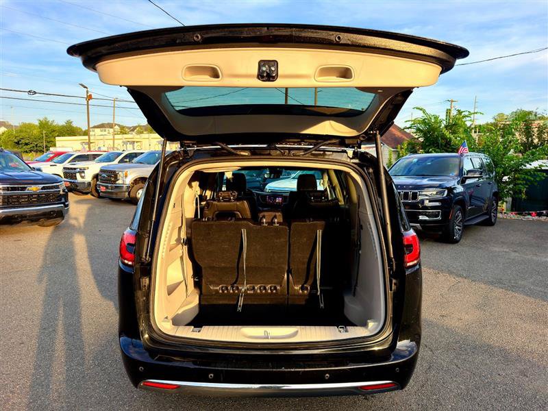 Used 2024 Chrysler Pacifica Touring-L FWD image 4