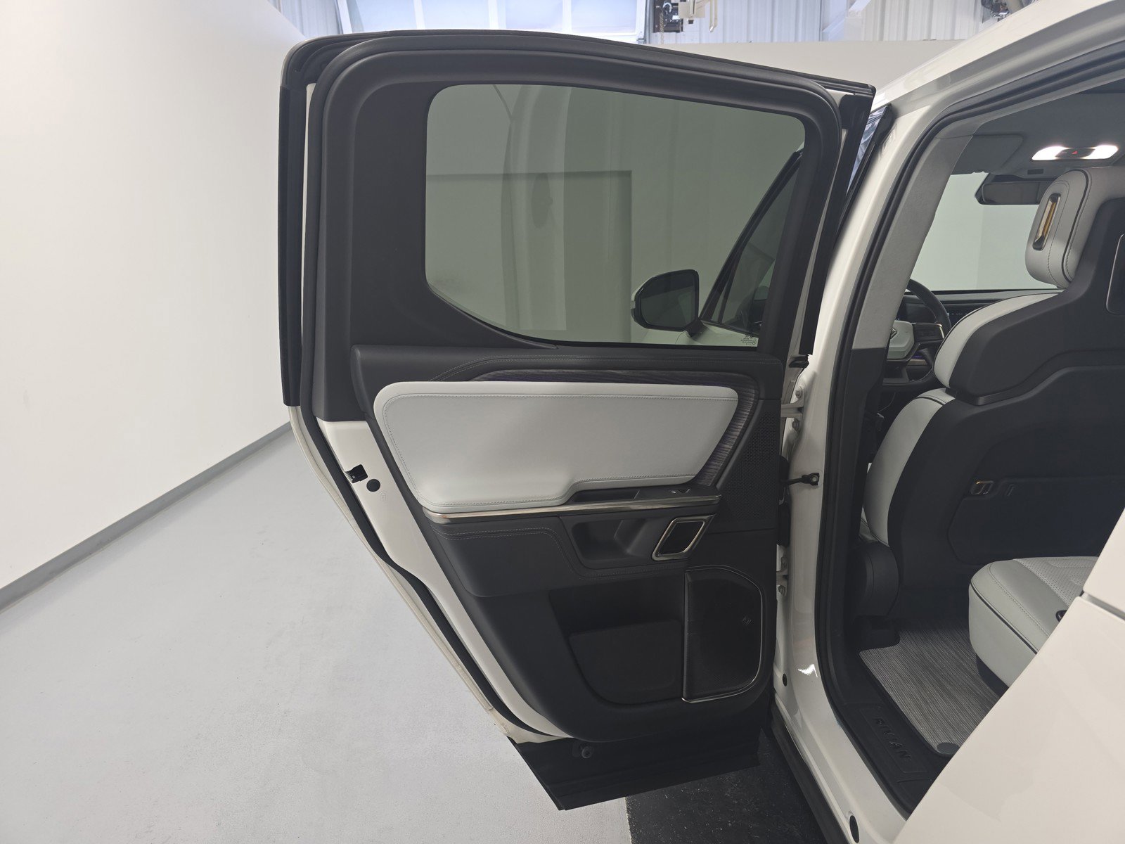 Used 2023 Rivian R1T Adventure AWD/4WD image 17