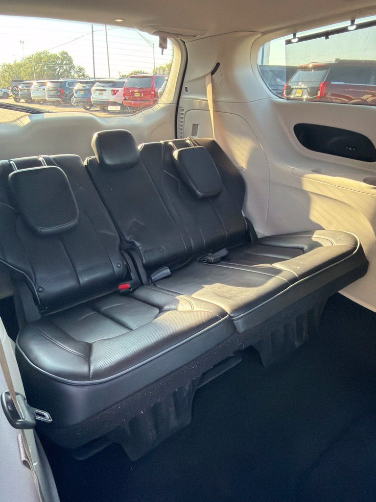 Used 2018 Chrysler Pacifica Limited FWD image 28