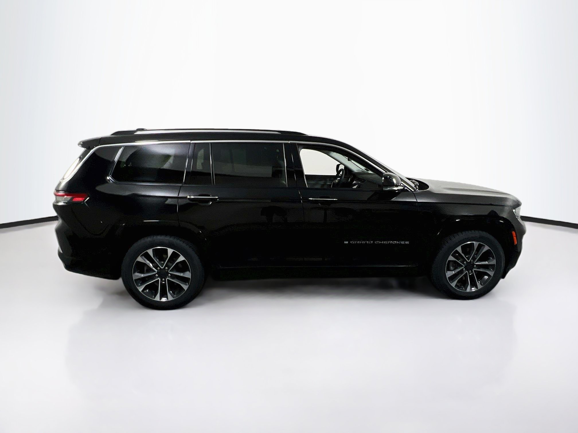 Used 2023 Jeep Grand Cherokee L Overland w/ Luxury Tech Group IV AWD/4WD image 4