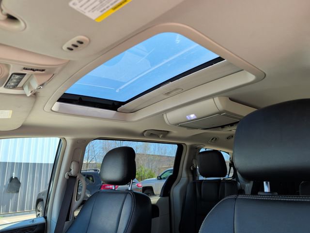 Used 2016 Chrysler Town & Country Touring-L FWD image 27