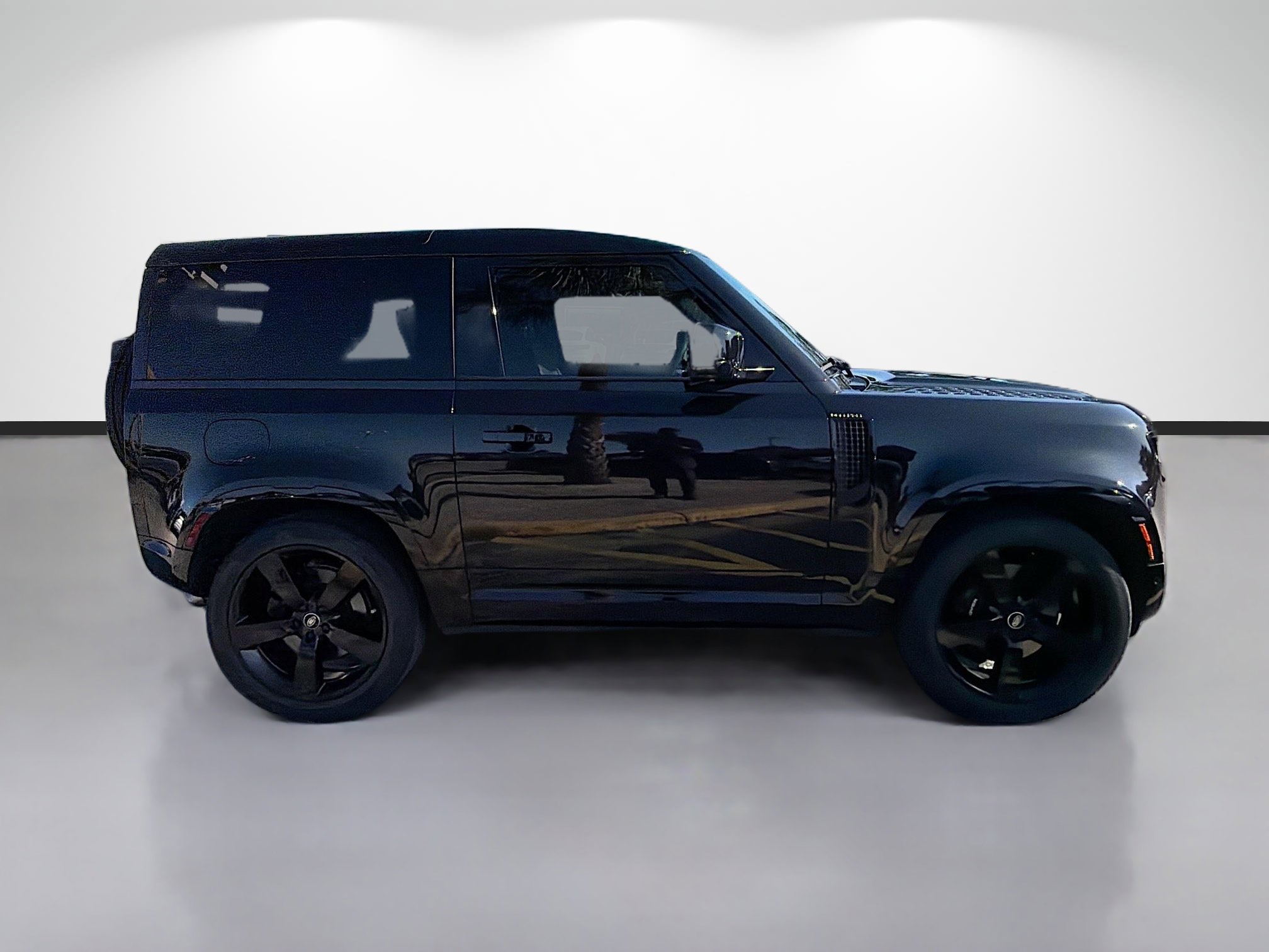 Used 2023 Land Rover Defender 90 V8 AWD/4WD image 2