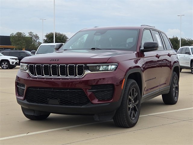Used 2024 Jeep Grand Cherokee Altitude image 3