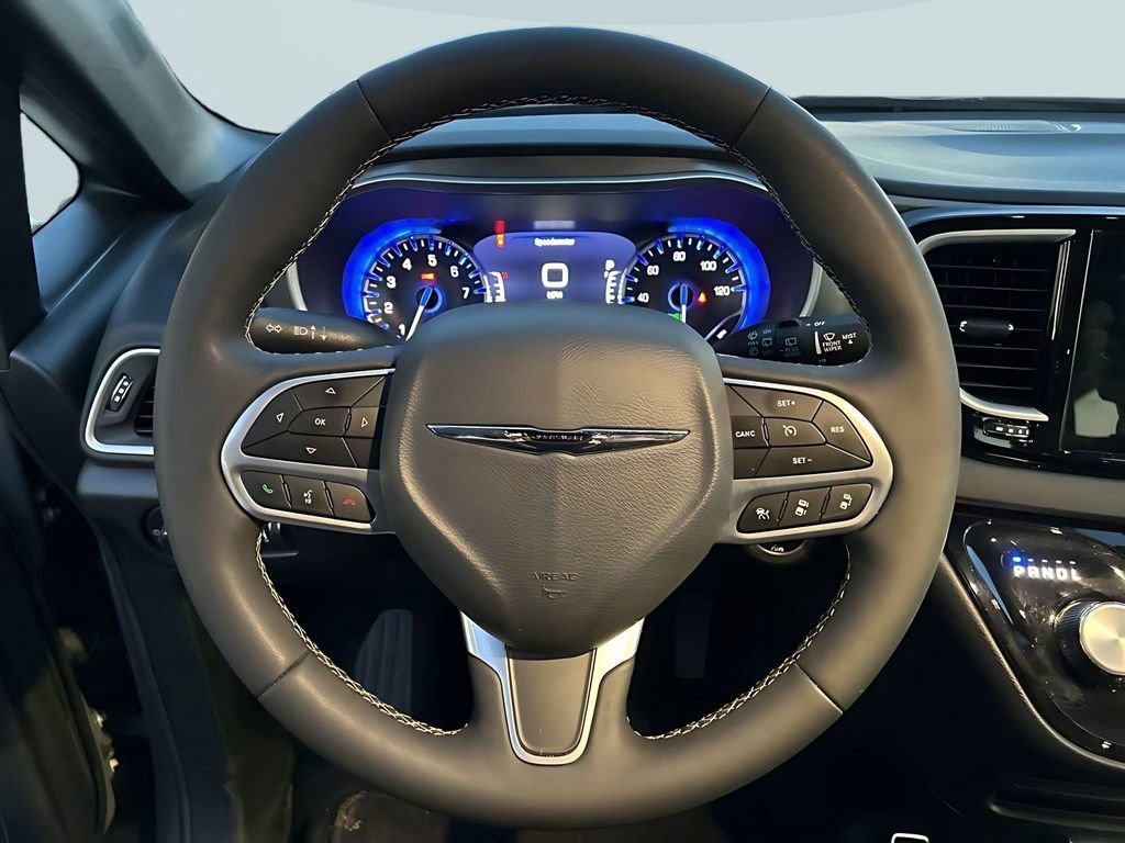 Used 2025 Chrysler Pacifica Select image 14
